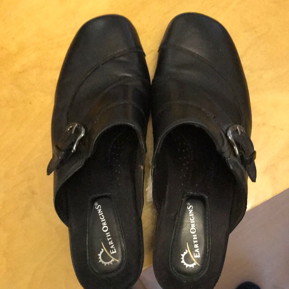 Earth Origins Size 7 & 1/2 M leather upper soft and comfortable around your feet